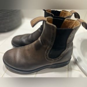 Blundstone women’s 7.5 US